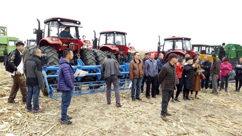 德赢国三大型拖沓机在黑龙江省深松深耕现场演示会上大放异彩