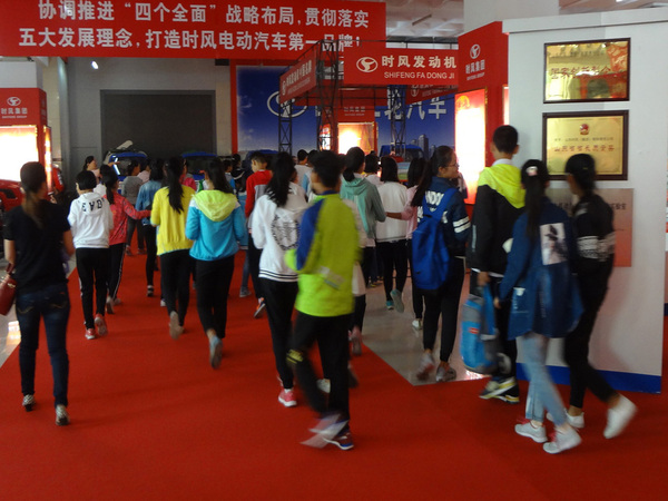 县实验小学部分小学生来德赢科技展厅开展科普日活动